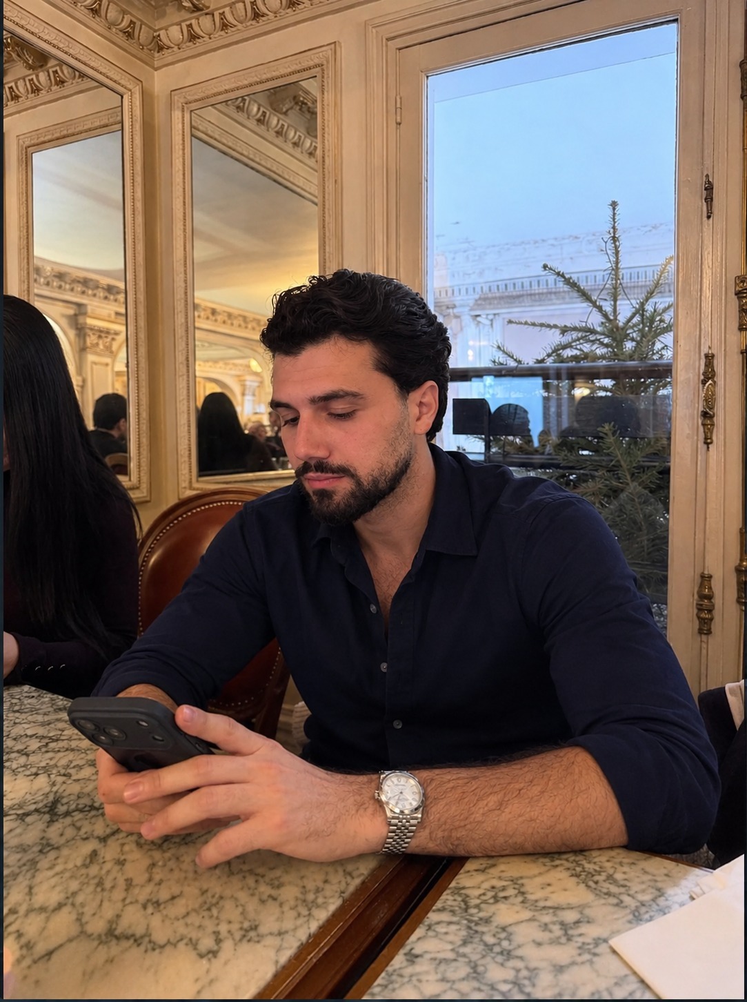 Hamza Kerem Kaya bir kafede telefonundan piyasaları takip ederken