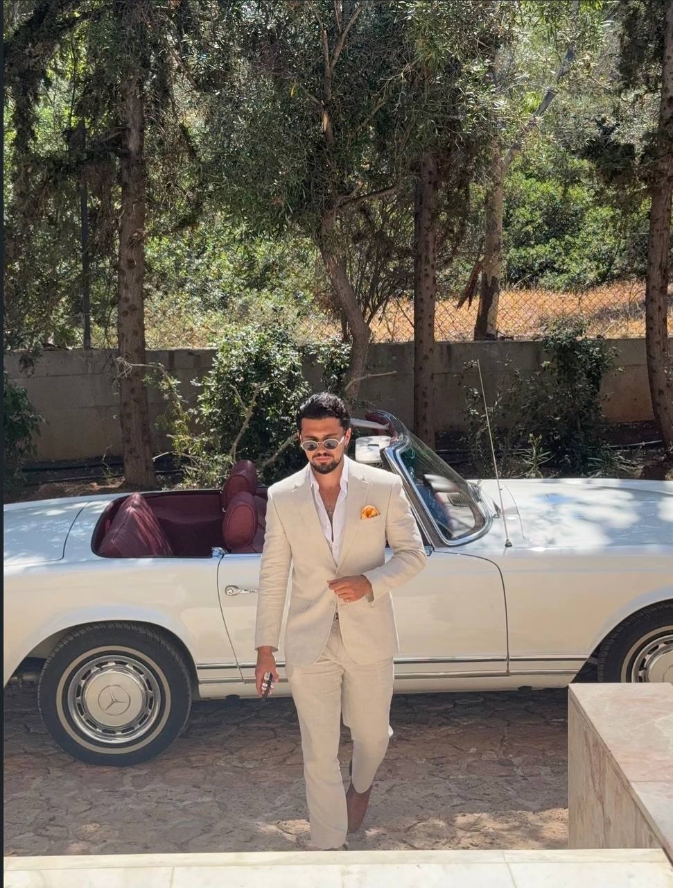 Hamza Kerem Kaya krem takım elbiseyle